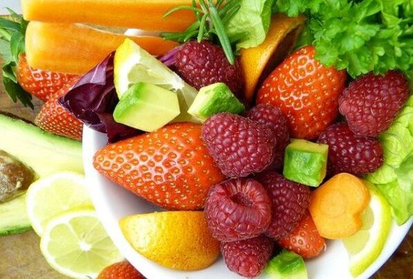 Frutas con bayas y plantas