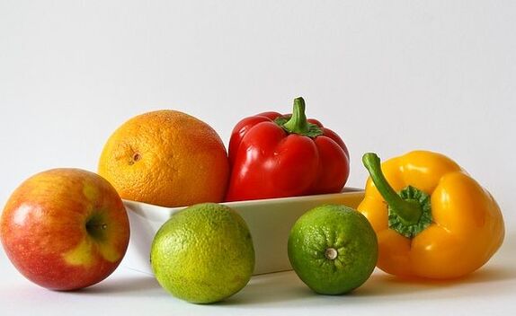 Manzana, naranja, pimentón y una hoja