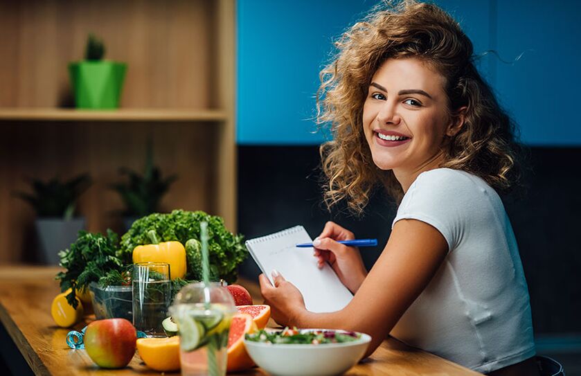 Una actitud positiva de una niña en una dieta